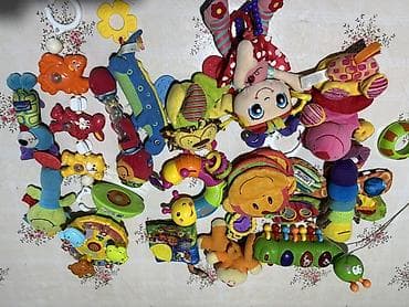 Большой набор развивающих игрушек для малышей (примерно 0–3 лет)