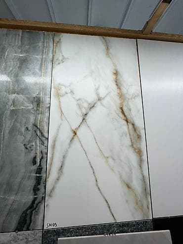 Керамическая плитка с имитацией мраморного рисунка в светлых тонах и