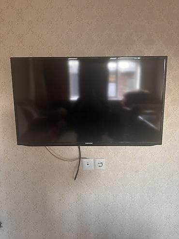 плоски экран: Телевизор Samsung, установленный на настенном кронштейне. - Диагональ — 1