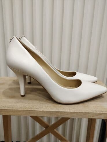 Туфли, 38, Michael Kors, Новый, цвет - Бежевый, Самовывоз at lalafo.kg Туфли, 38, Michael Kors, Новый, цвет - Бежевый, Самовывоз