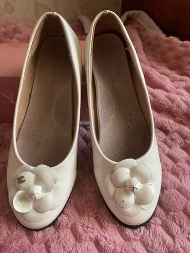 обувь ручной работы бишкек: Балетки лакированные молочные, очень красивые, цветочек вращается — 2
