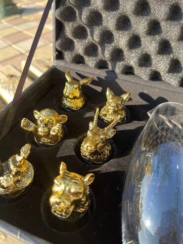 из серебра: • Набор : Кувшин и рюмки в чемодане. • Чемодан(экокожа имитация — 3