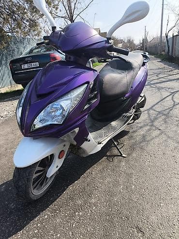 50 кубовые скутеры: Скутер классического городского формата в ярком фиолетово‑белом цвете — 1