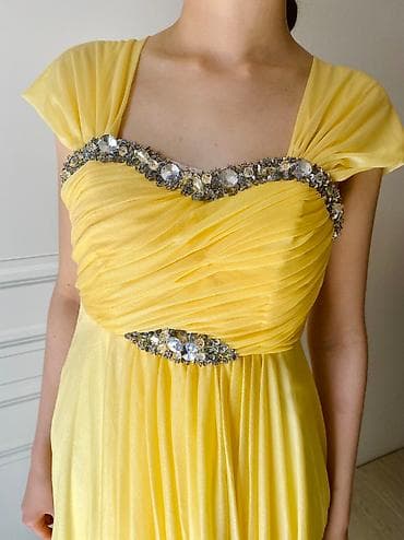 Надевала только на выпускной. Размер 42-44. Подходит для роста до