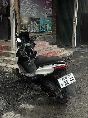 honda cb: Скутер городского типа, бело‑черный, с высоким тонированным ветровым — 1