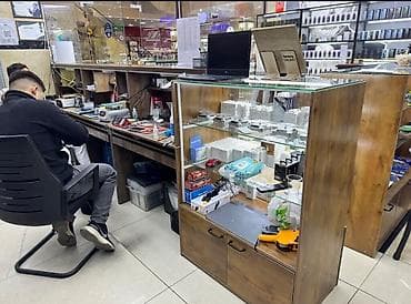 Соода жабдуулары: Продаю мастерские столы для ремонта телефонов 2шт по метру — 2