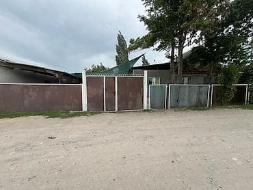 Продаётся земельный участок с жилыми постройками и зелёным садом. Что