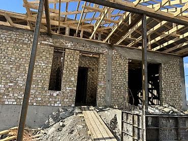 дом каркасный: Одноэтажный кирпичный дом в стадии строительства (коробка с кровельным — 1