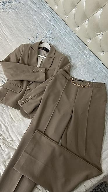 Женский костюм-двойка в бежево-оливковом оттенке. Состав комплекта: -