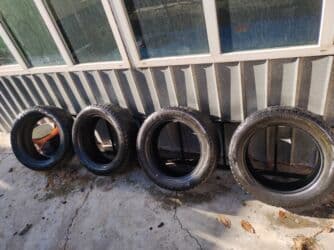 купить зимнюю резину на 18: Продаю зимние шины,, размер 235.55.18, протекторы в середине жирные — 4