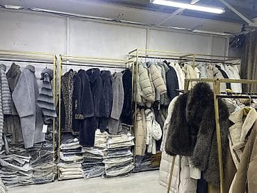 стойки: Кронштейны, вешалки, ресепшн 10000сом полное оборудование бутика — 10