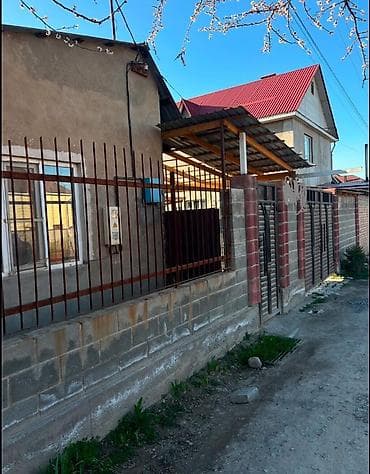 ищу дом г токмок: 📍 ж/м Арча-Бешик 🔘3-комнаты 🔘60м² Продаётся уютный дом в жилмассиве — 2