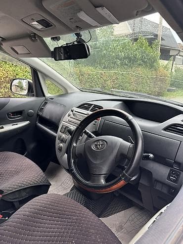 Toyota Ractis: 2005 г., 1.5 л, Автомат, Бензин, Минивэн — 10