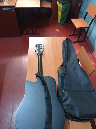 Музыкальные инструменты: Акустическая гитара 6-струнная с вырезом (cutaway) и матовым черным — 1