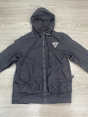Мужская легкая куртка-ветровка с капюшоном.Покупал за 14.000. В