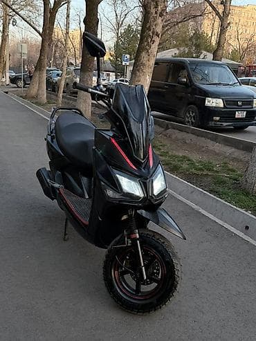 Скутеры: Скутер/мопед городского типа, черный, с агрессивным дизайном передней — 4