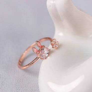 свадебные платья для покрытых: Очаровательное женское кольцо с игривым дизайном. Украшено прозрачным — 2