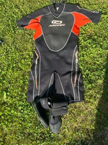 чабанский дом: Короткий гидрокостюм из неопрена и ботинки для дайвинга. Гидрокостюм — 2