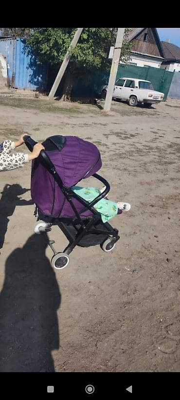 Прогулочная детская коляска-трость/книжка фиолетового цвета. -