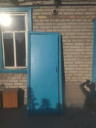 Деревянные входные двери с коробкой, окрашенные в синий цвет