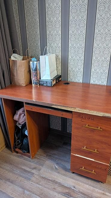 стол для компьютера бу: Компьютерный стол, Б/у, С полками — 3