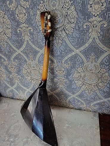 музыкальный инструмент: Балалайка трехструнная, классическая форма с крупным треугольным — 1