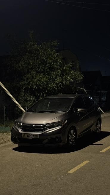 corolla 2018: Honda Fit: 2018 г., 1.5 л, Автомат, Бензин, Хэтчбэк — 2