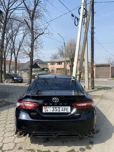 lada 2105: Toyota Camry: 2019 г., Седан — 4