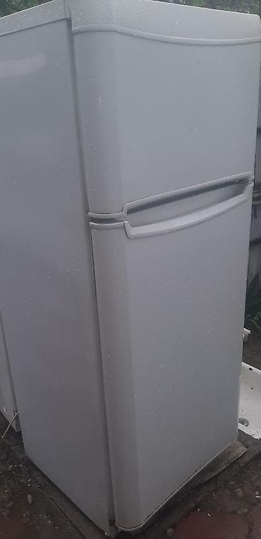 Холодильник двухкамерный, в рабочем состоянии