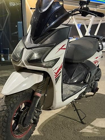 скутер 30000: Макси-скутер 150 куб. см, Бензин, Б/у — 3