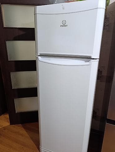 ice bath: Холодильник Indesit, двухкамерный (верхняя морозильная камера, нижнее — 1