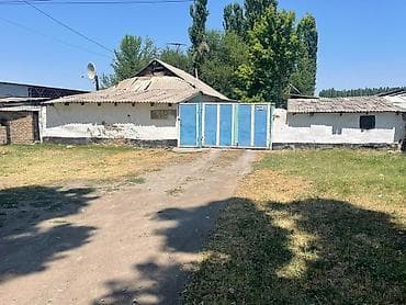 Продаётся дом с большим двором и хозяйственными постройками. участок