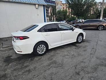 platz vitz: Toyota Corolla: 2019 г., Гибрид, Седан — 4