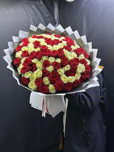 Авторский букет из красных и белых роз - Состав: крупный микс из алых