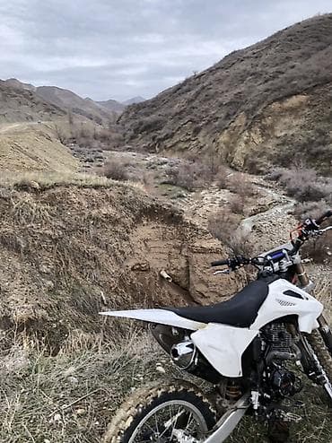 детские квадроциклы на бензине: Питбайк/эндуро мотоцикл, белый пластик, предназначен для бездорожья — 2