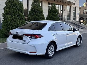 Toyota Corolla: 2022 г., 1.8 л, Автомат, Гибрид, Седан — 4