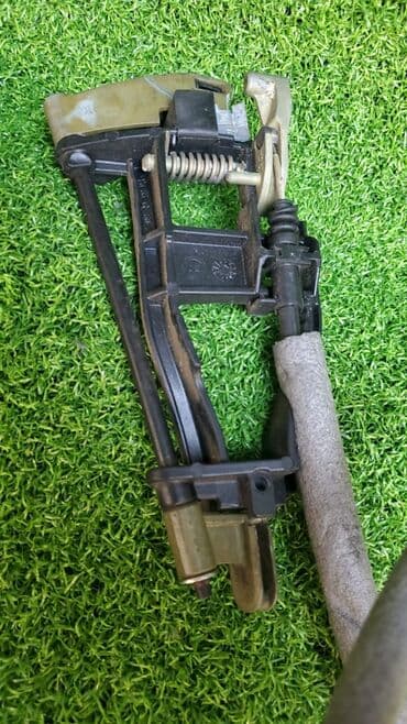 e46: Кронштейн ручки правой двери Оригинальный номер запчасти: M54B30 231 — 6