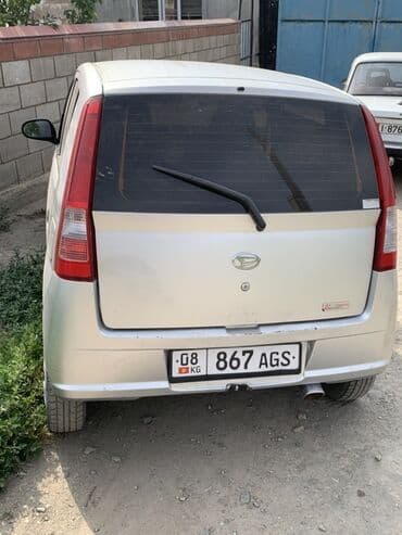 на матиз шины: Автомобиль Daihatsu Mira серебристого цвета, представленный в кузове — 3