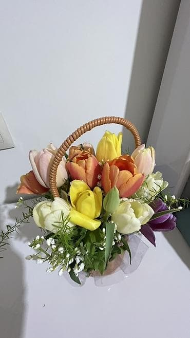 ваза для цветы: Весенняя цветочная композиция в плетёной корзинке. - Состав: тюльпаны — 1