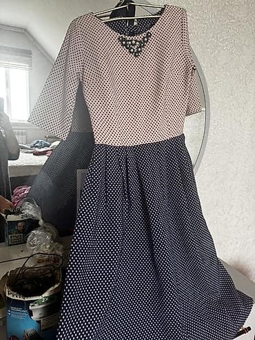 Платье в горох, двухцветное - Крой: приталенный лиф и расклешённая