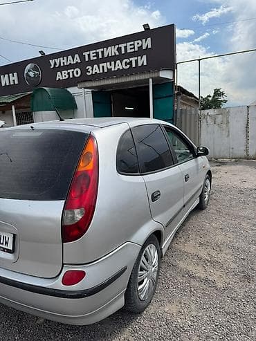Унаа сатуу: Nissan Almera Tino: 1996 г., 1.8 л, Кол менен иштөөчү, Бензин, Хетчбек — 5
