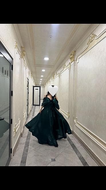 Вечернее платье макси из изумрудного атласного шёлка/сатина с