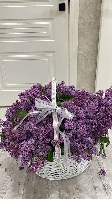 корзины свадебные: Большая композиция из сирени в плетёной корзине - Пышная корзина — 1