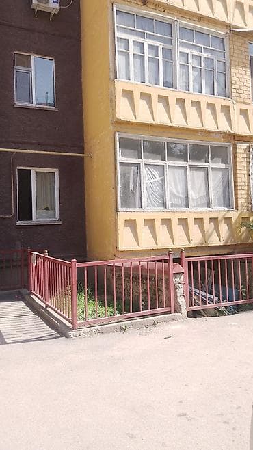 4 комнаты: 1 комната, 77 м², 104 серия, 1 этаж — 3