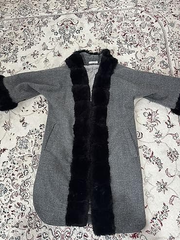 Женское пальто/пуховик Продам пальто+куртка, размер подойдет на С и М at lalafo.kg Женское пальто/пуховик Продам пальто+куртка, размер подойдет на С и М