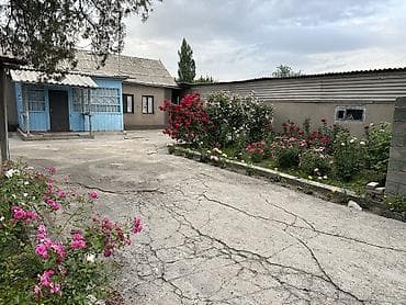 ош квартира сутичный: Продается дом с просторным двором и хозяйственными постройками. Перед — 5