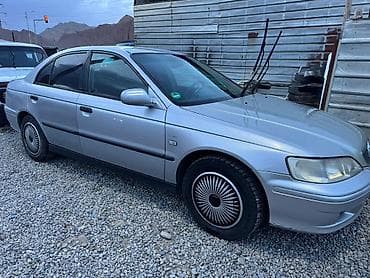 Седан класса D, 4 двери, серебристый цвет кузова. Компактные габариты