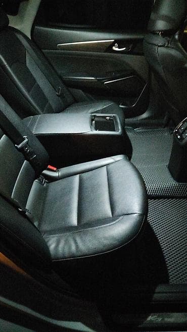 Седан бизнес-класса, серебристый кузов. Элегантный внешний дизайн