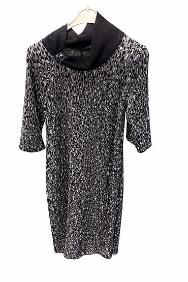 Платье с анималистичным принтом (серо‑черная гамма) и объемным