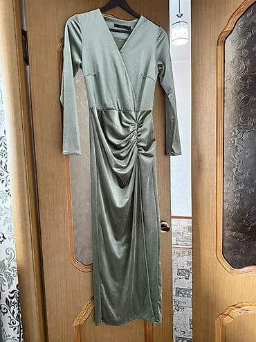 lost cherry: Платье миди из мягкого бархатистого трикотажа цвета оливкового. - — 2